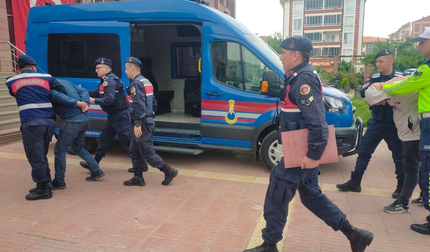 Osmancık’ta Jandarmadan Zehir Tacirlerine Darbe: 60 Bin TL ve 500 Sentetik Hapla Yakalandılar