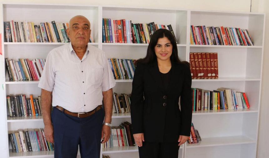 Köy kütüphanesine 2000 kitap bağışladı