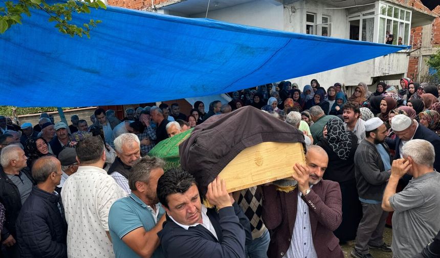 Bartın'da akrabaları tarafından tüfekle öldürülen çift ile oğlu toprağa verildi
