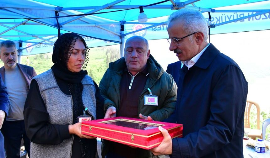 Ulaştırma ve Altyapı Bakanı Uraloğlu'ndan Trabzon'da şehit Berat Mecit Day'ın ailesine ziyaret