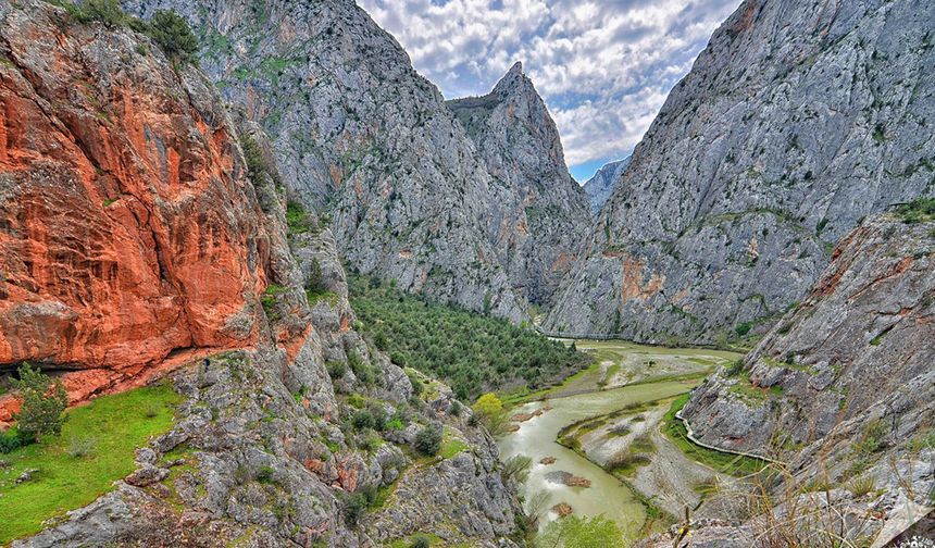 Çorum'da binlerce yıllık bir Tanrıça, kanyonun duvarında zamana direniyor