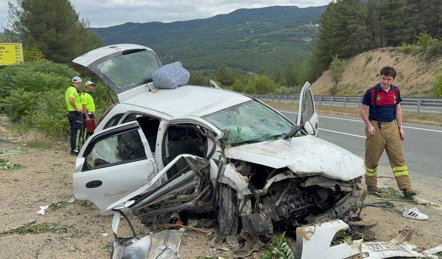 Yoldan çıkan otomobil beton menfeze çarptı: 1 ölü, 3 ağır yaralı