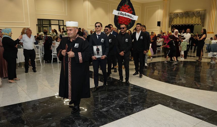 Gelin ve damada "Acı kaybımız" çelengi ile sürpriz