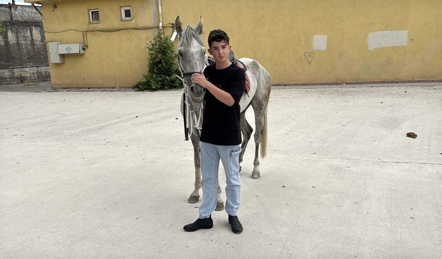 Karabük'te biniciliğe meraklı olan öğrenciye LGS sınavı sonrası at hediye edildi