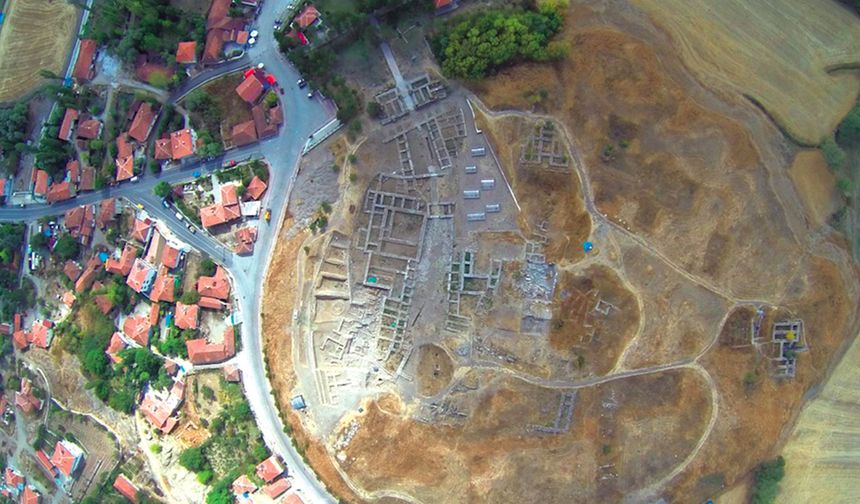 Çorum'daki tarihi kentin utanç manzarası! "Turizm cenneti diyorlar, gelen turistin oturacak sandalyesi bile yok!"