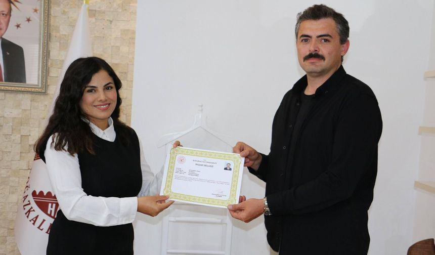 Kaymakam Emine Karataş Yıldız'dan personeline başarı belgesi