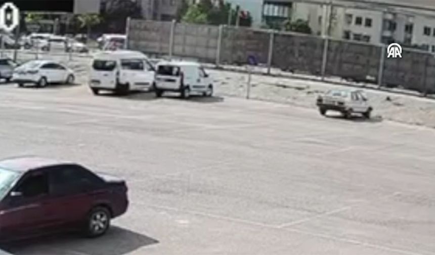 Saniyeler içinde oldu! Pazar yerinde çıkan hortum araçları böyle salladı