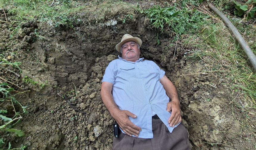 Kendi mezarını kazdı, ölmeden mezara girdi