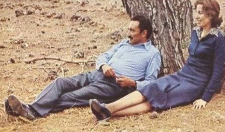 1980 darbesinden sonra siyasi yasaklı olan Bülent Ecevit’in yerine Rahşan Ecevit, 1985’te Demokratik Sol Parti’yi kurarak siyasette öncü rol oynadı.
Ecevit, şiire tutkundu ve Rahşan için zaman zaman şiirler kaleme aldı. Onun için “Canımın içi” ifadesini kullanırdı.