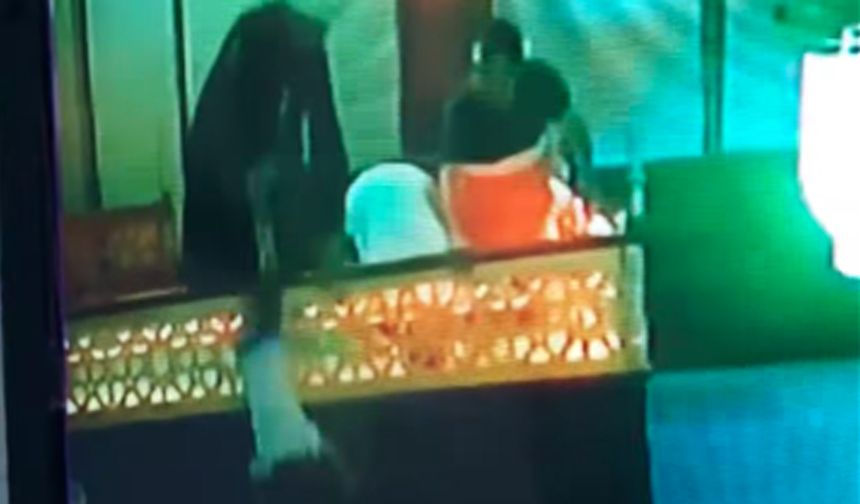Camide insanlık örneği! İmam namazı bozup düşen çocuğu kurtardı