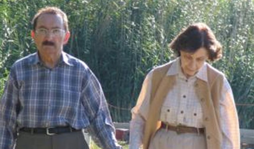 1970’lerden 2000’lere: Omuz Omuza Bir Siyasi Hayat

1974 Kıbrıs Harekâtı’ndan 1999 DSP iktidarına kadar pek çok tarihi süreçte Rahşan-Bülent Ecevit çifti birlikte karar aldı, birlikte yön verdi.
Mitinglerde aktif konuşmalar yapmasa da sahne arkasında strateji belirleyen, halkla birebir temas kuran nadir siyasi figürlerden biriydi.