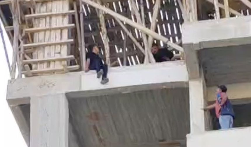 İnşaata Çıkan Genç, Polis Ekiplerinin İkna Çabasıyla Aşağı İndirildi