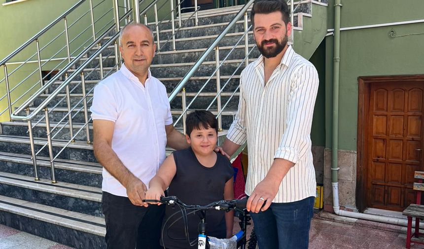 Yaz kursunda büyük sevinç: Kur’an’ı öğrenen minik öğrenciye anlamlı ödül