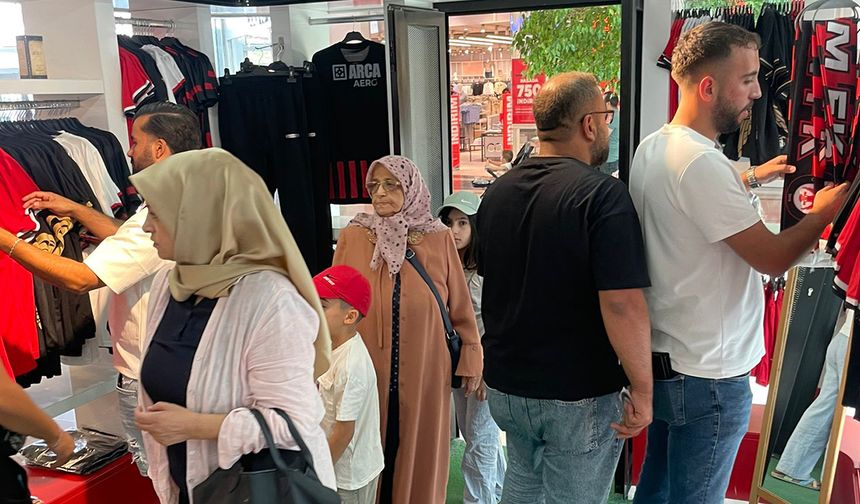 Amedspor maçı öncesi taraftar akını: Çorum FK formaları Store’da kapış kapış gidiyor