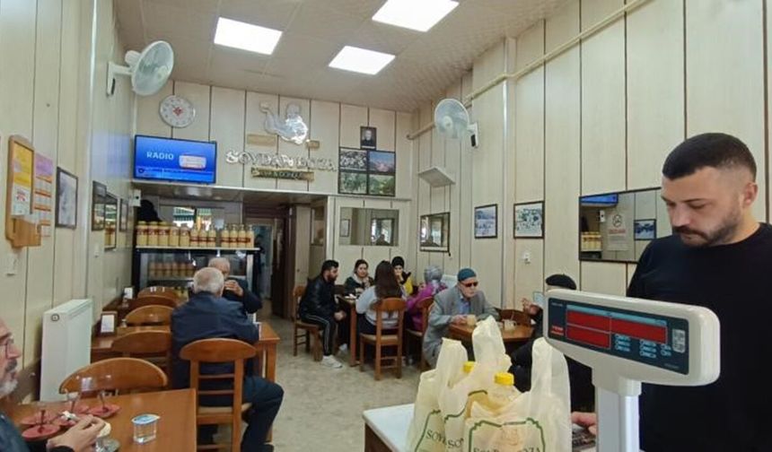 Bu dükkanın önü hiç boş kalmıyor! Dondurmasını yemek için şehir değiştiriyorlar