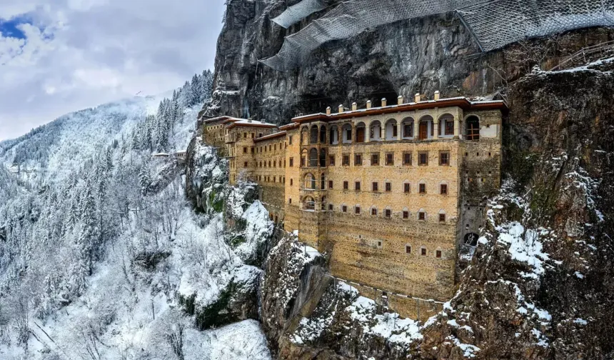 Trabzon'da aklı durduran yapı: Sarp kayalığın üzerine bir manastır nasıl inşa edildi? Asırlık sır ortaya çıktı