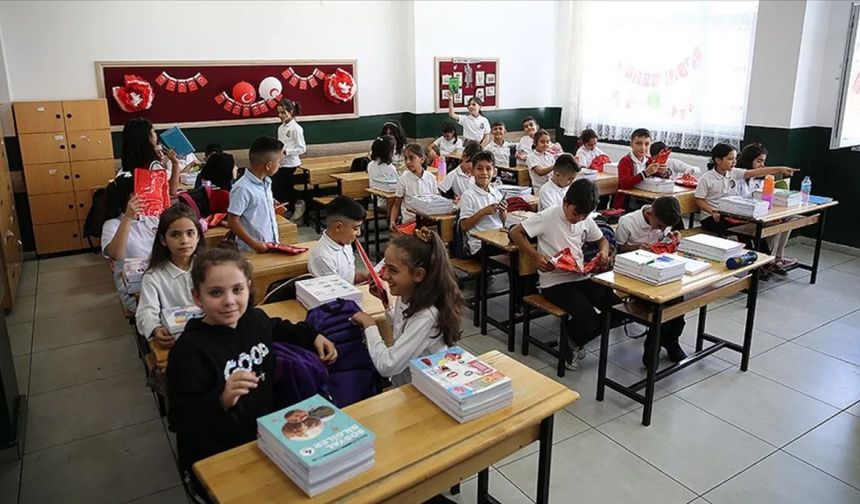 Uyum Haftası Saatleri Belli Oldu: Kaçta Başlayacak, Kaç Saat Sürecek? MEB Okul başlangıç saatleri ve ders programı