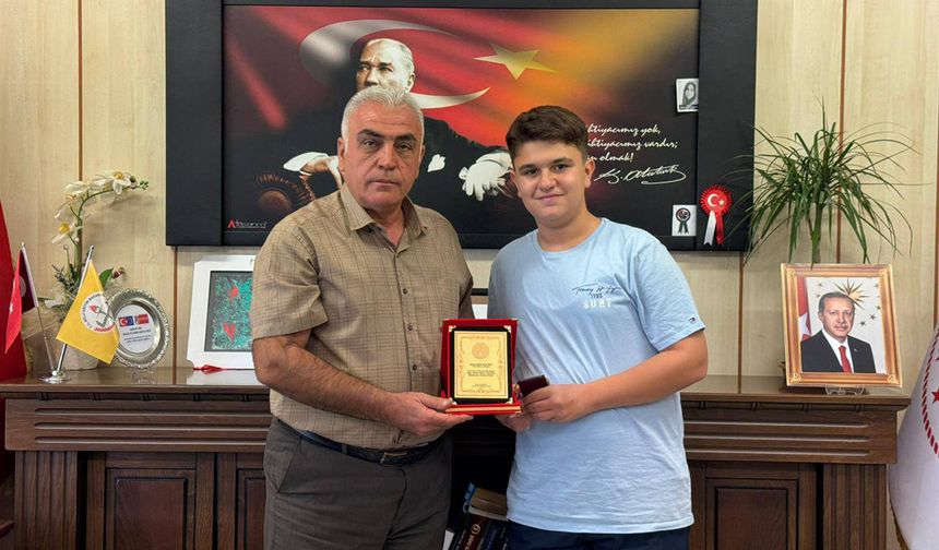 500 tam puan aldı! LGS şampiyonu Kayra, altınla ödüllendirildi