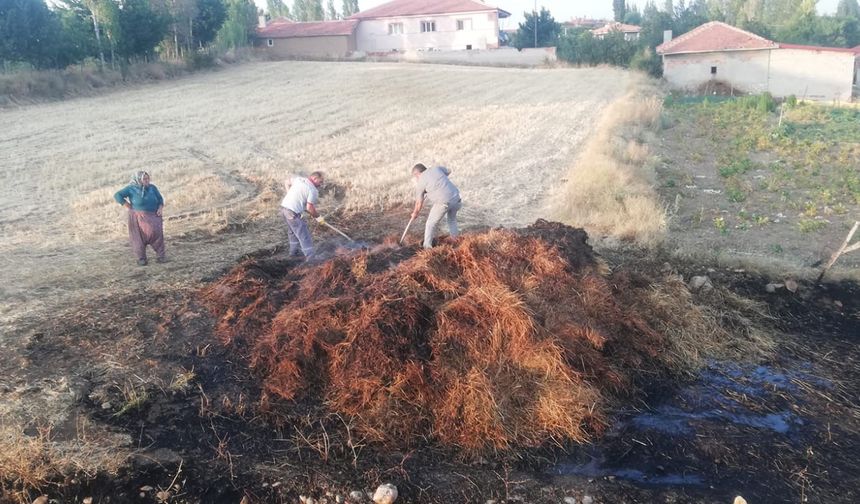 Tarlada çıkan yangın sonrası zarar büyük: 300 balya yandı