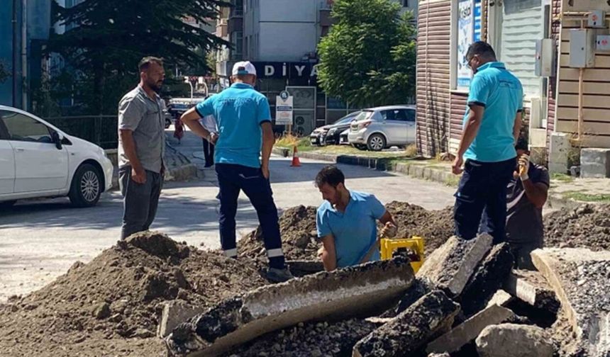İş makinesi boruyu patlattı, mahalle savaş alanına döndü