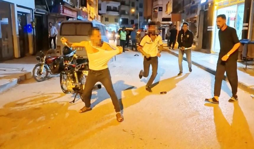 Kavgayı ayırmaya giden polisler, bıçak ve sandalyeli saldırıya uğradılar
