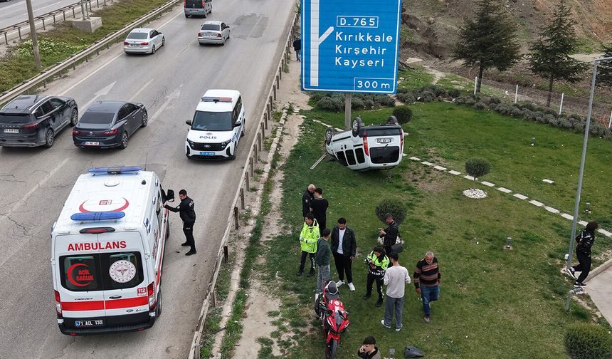 Motosiklete çarpıp takla attı: Yaralılara vatandaşlar koştu