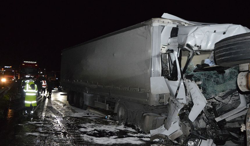 Çorum-Samsun karayolunda iki tır çarpıştı: 3 yaralı
