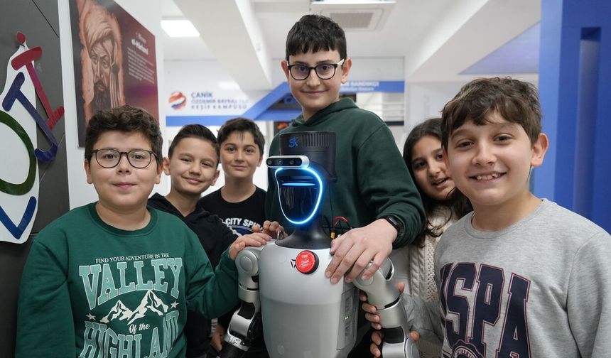 Türkiye bu robotu konuşuyor: CANİKMAN kampüsde ders veriyor