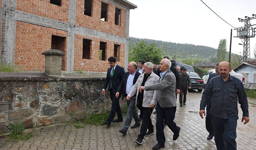 Yeşilpınar'da yapımı devam eden köy konağını incelediler