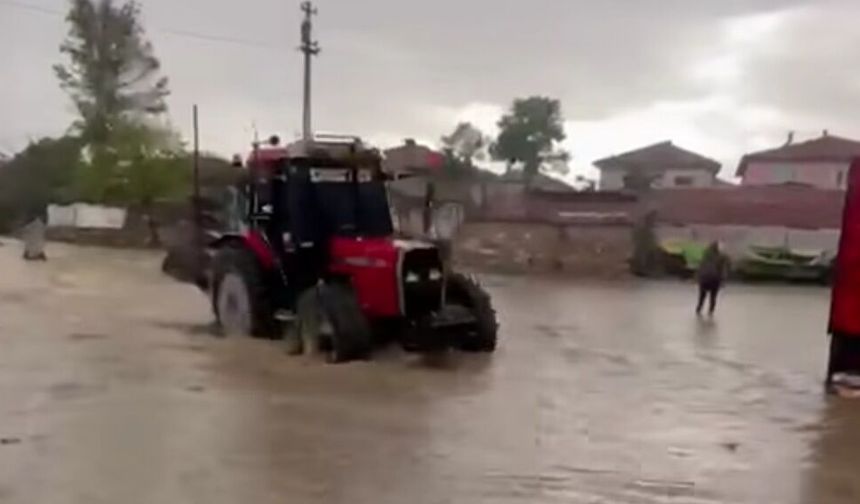 Kula Köyü'nü sel vurdu! Evler ve yollar sular altında kalırken köylüler seferber oldu