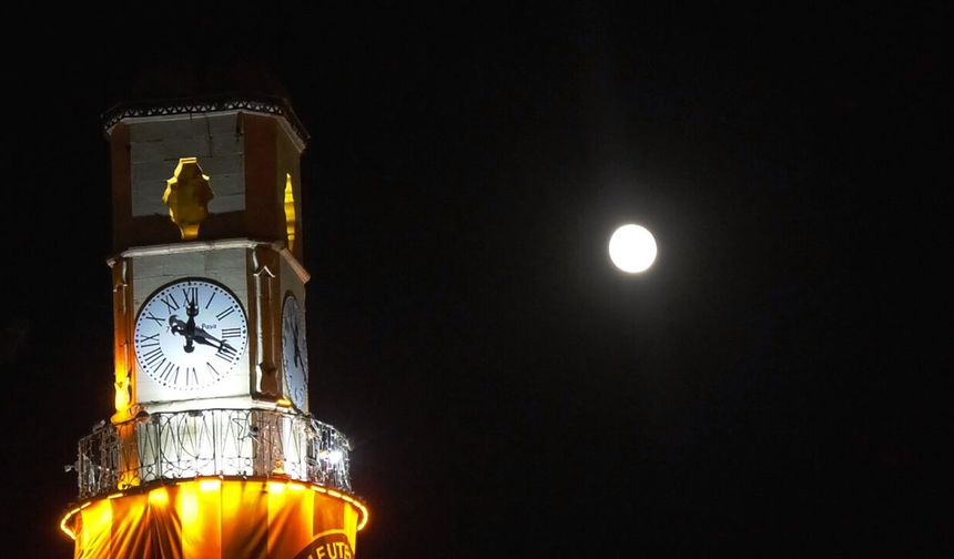 Çorum semalarında dün gece adeta bir kartpostal gerçeğe dönüştü