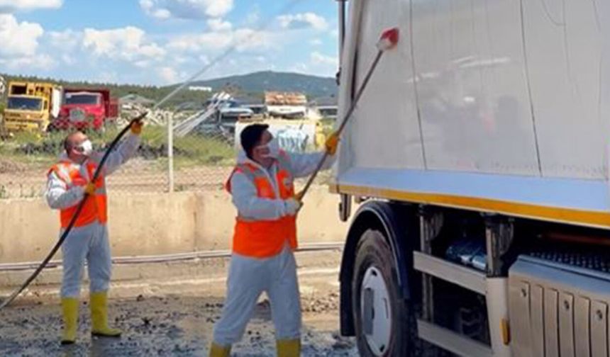 Bayram sonrası çöp araçları dezenfekte edildi