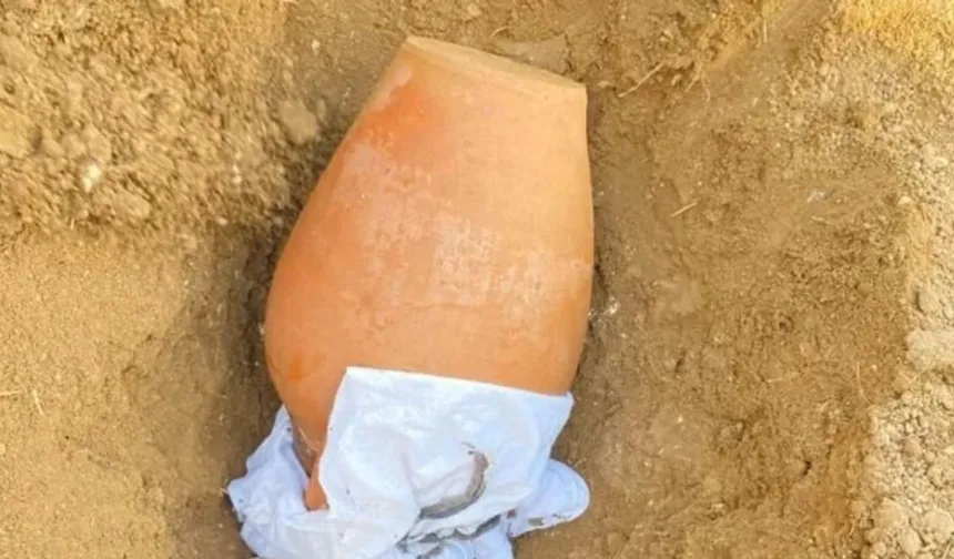 Kazdığı çukurdan testi çıktı: Mahalleli altın çıktı diye koştu ama içindeki bambaşkaydı