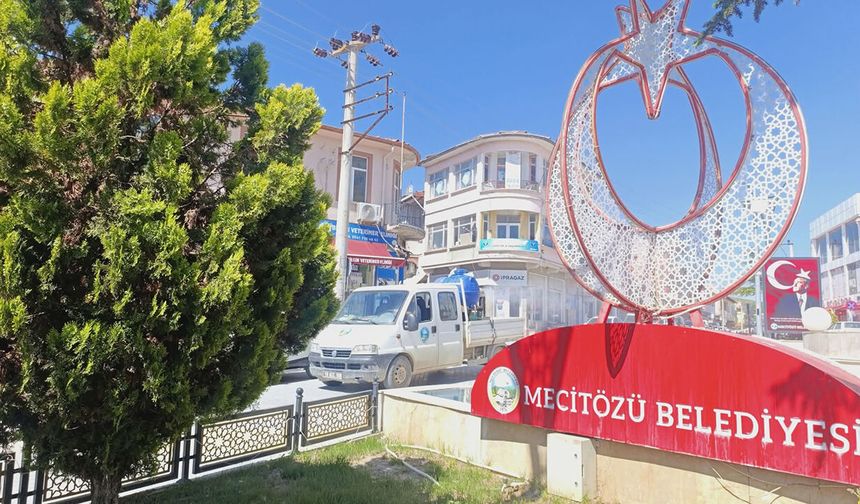 Mecitözü'nde karasinek ve haşereye karşı ilaçlama çalışması