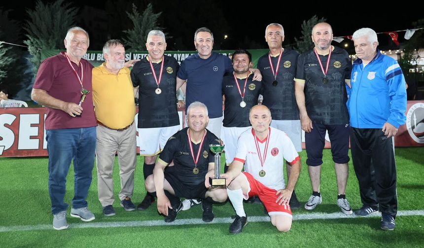 Önderoğlu Pastaspor, Veteranlar Ayak Tenisi Turnuvası'nın şampiyonu oldu