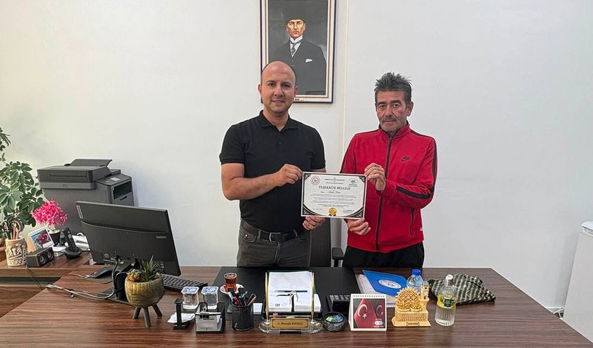 Müdür Kınıklı’dan emekliye ayrılan Fatih Tütek’e teşekkür