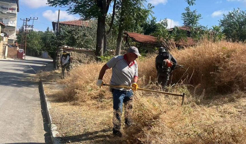 Belediye ekipleri ilçeyi adım adım temizliyor