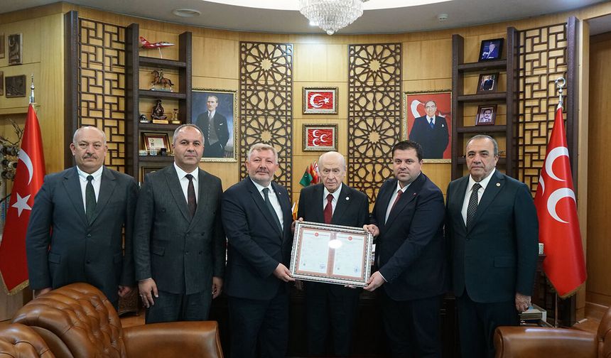 Parti binasının tapusunu Bahçeli’ye takdim ettiler
