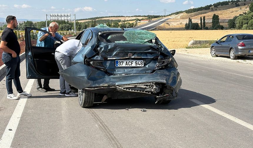 Çorum'da tır ile çarpışan otomobil kullanılmaz hale geldi