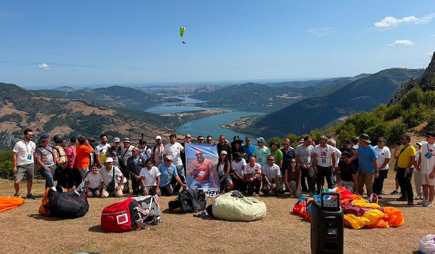 Kazada hayatını kaybeden paraşüt pilotu Bayram Kurt gökyüzünde anıldı