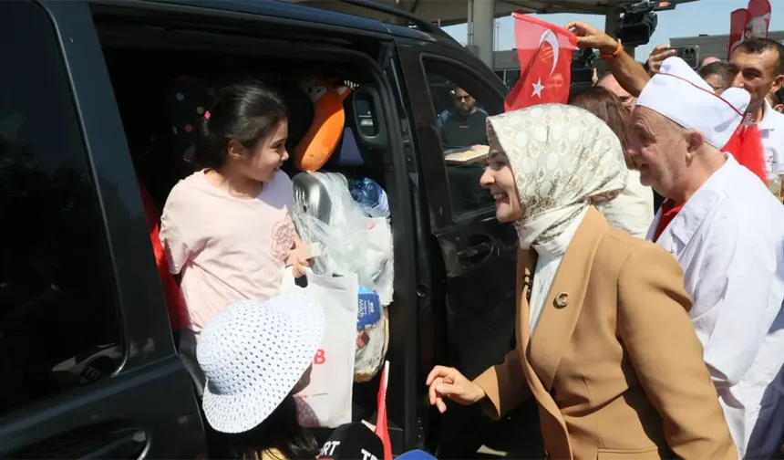 Bakan Göktaş gurbetçileri sınırda karşıladı: 'Onlar bizim gurur kaynağımız'