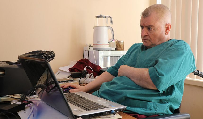 28 yıldır tekerlekli sandalyeyle ameliyat yapıyor: Tıp dünyası bu Türk profesörü konuşuyor