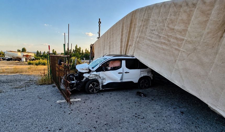 Kontrolden çıkan tır, aracın üzerine devrildi: 1 yaralı