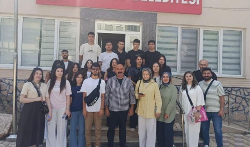 Başkan İsbir, gençlik merkezi çalışanları ve gönüllülerini Ortaköy’de ağırladı