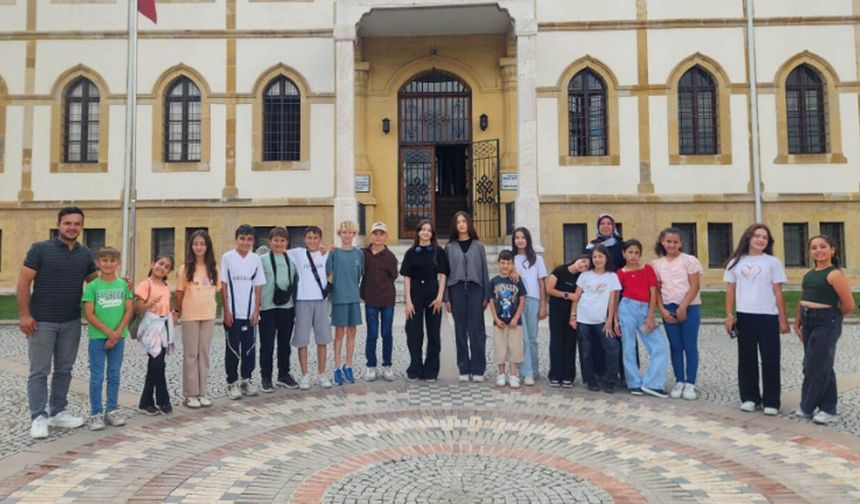 Öğrenciler tarihi ve manevi mekanları gezdiler