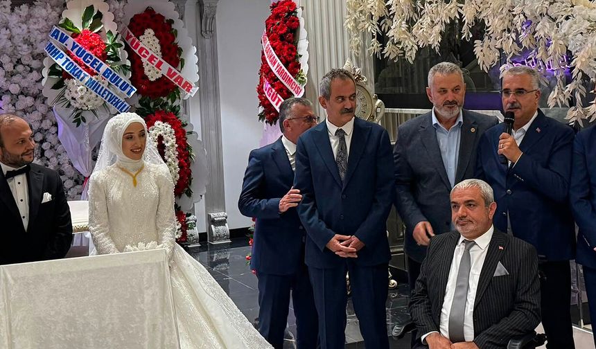 Ahlatcı, Tokat’ta düğüne katıldı: Genç çiftleri hangi sözle kutladı?