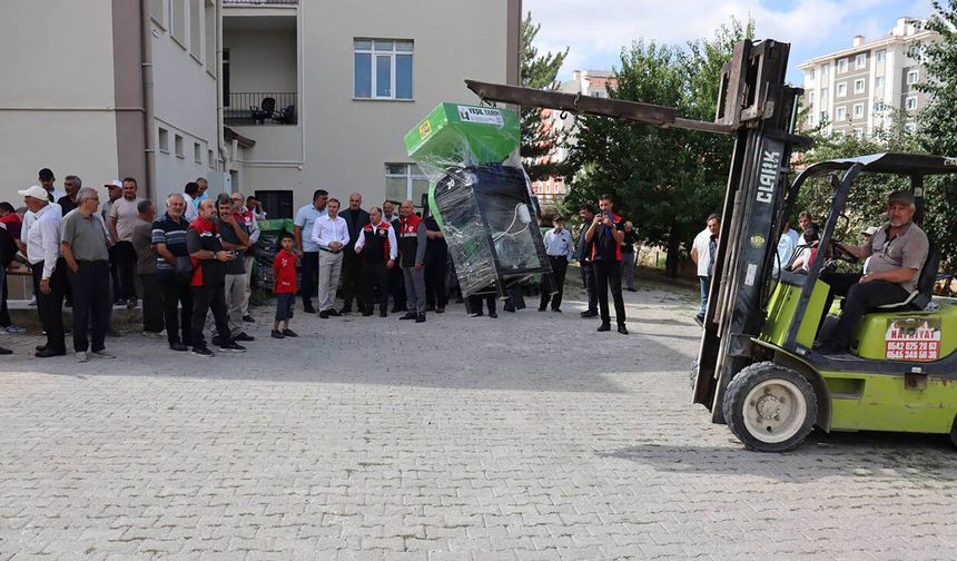 Çorum'da üreticilere yem ezme makinesi desteği