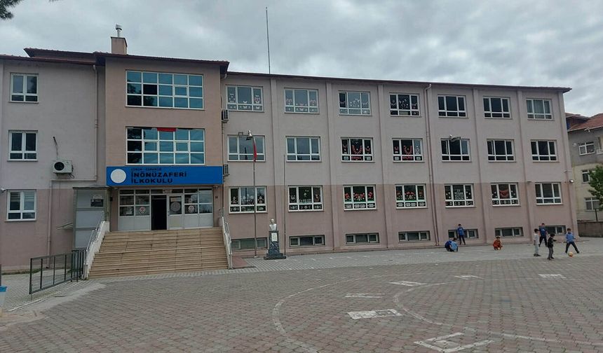 Murat Ercan’dan öğrencisi olduğu okula halı saha