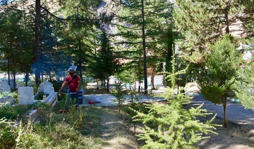 Mezarlıklarda bakım ve temizlik çalışması