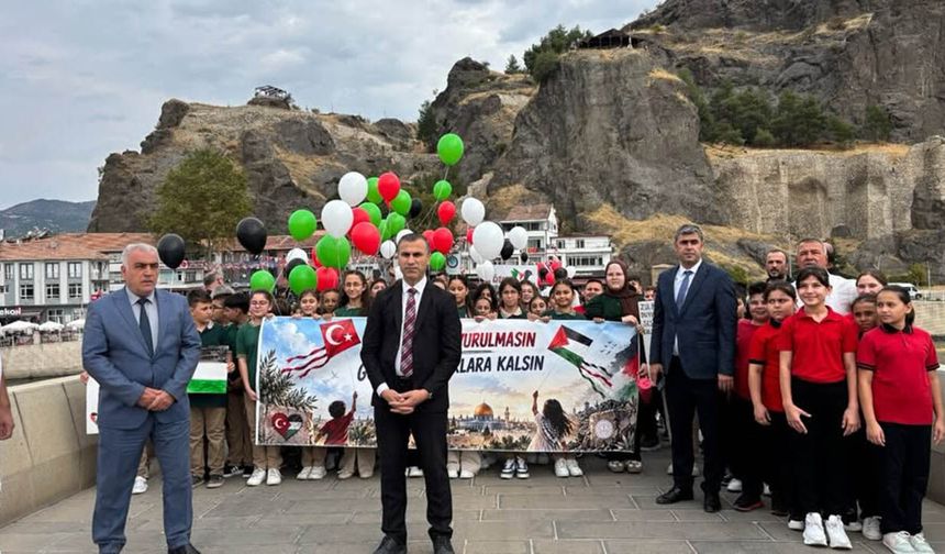 Osmancık’ta uçurtmalar Gazze’deki çocuklar için gökyüzüne bırakıldı